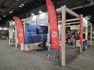 Visita institucional de Carlos Alberto Yuste Izquierdo al stand de la FDMCM en el Sports Summit Madrid 2026 en IFEMA