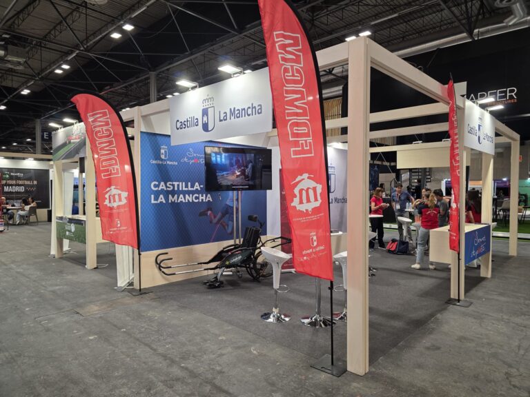 Visita institucional de Carlos Alberto Yuste Izquierdo al stand de la FDMCM en el Sports Summit Madrid 2026 en IFEMA