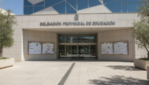 Delegación provincial de educación en una ciudad española, edificio administrativo moderno, entrada principal, tablones de...