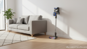 Aspiradora sin cable AEG en salón con suelo de madera y alfombra