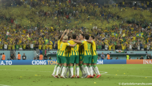 Futbolistas con camiseta amarilla celebrando un gol en un estadio del Mundial 2026