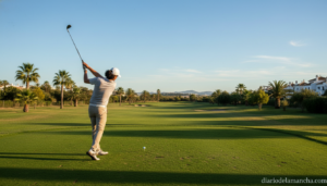 Golfista jugando en un campo de golf durante un campeonato nacional