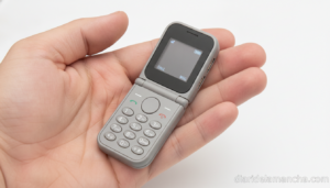 Mini móvil plegable Servo 2025 doble SIM en la palma de la mano