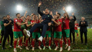 Celebración del cuerpo técnico y jugadores de la selección marroquí tras clasificarse para cuartos del Mundial 2026