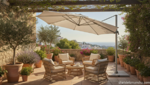 Parasol excéntrico de gran diámetro en terraza mediterránea con muebles de rattán