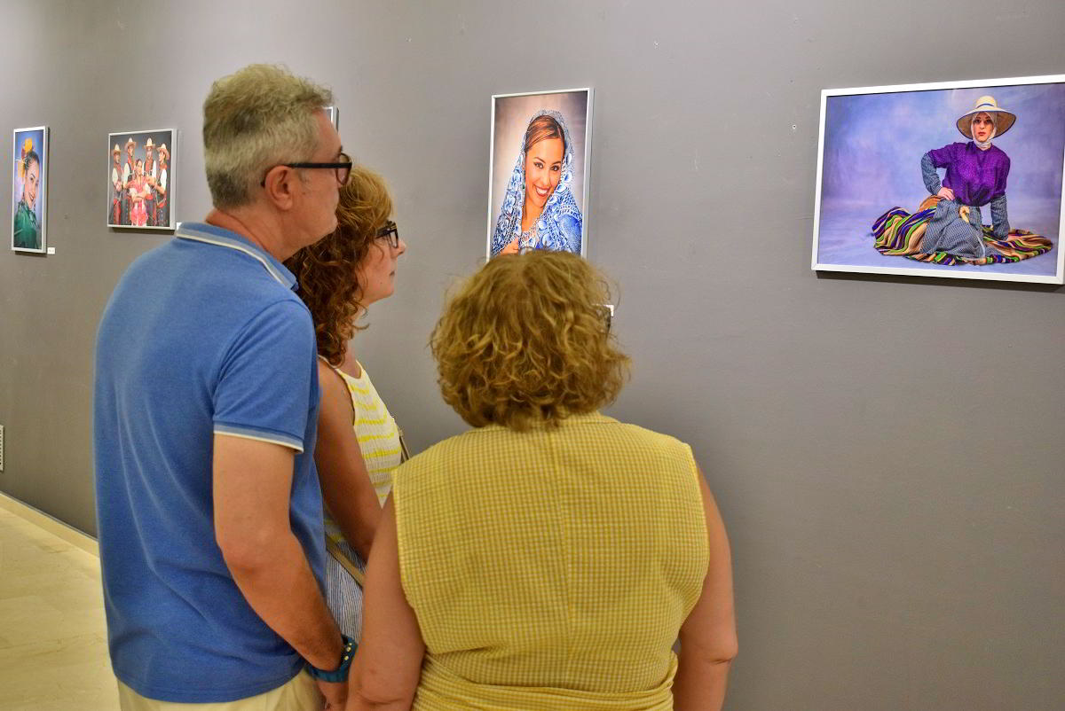Un Viaje Visual a la Diversidad Cultural: La Exposición Fotográfica de Juan Ángel Montoya 'Monty' sobre el Folclore de 25 Países 2 Un Viaje Visual a la Diversidad Cultural: La Exposición Fotográfica de Juan Ángel Montoya 'Monty' sobre el Folclore de 25 Países 2