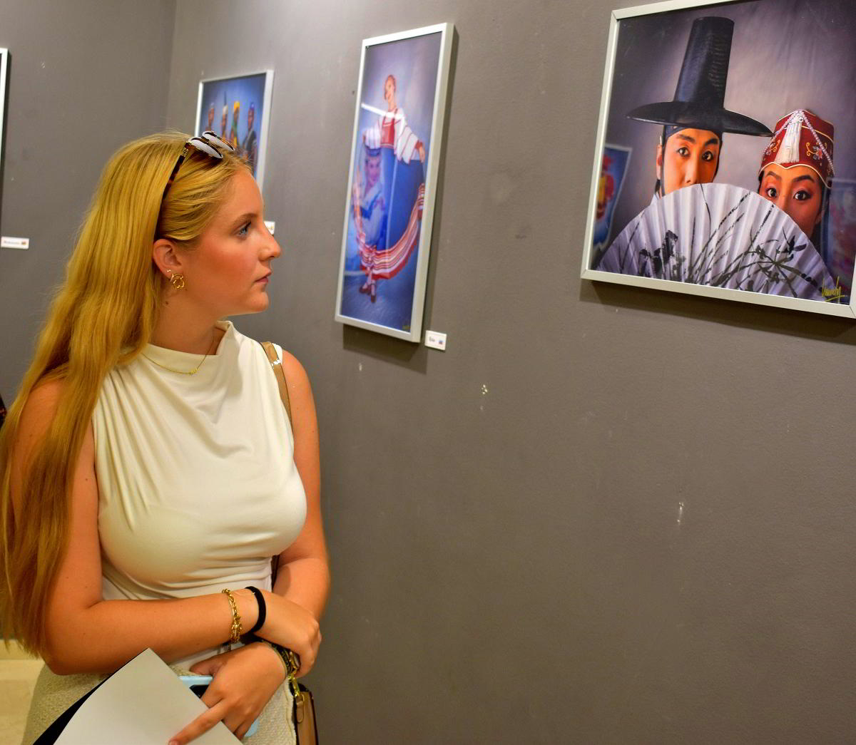 Un Viaje Visual a la Diversidad Cultural: La Exposición Fotográfica de Juan Ángel Montoya 'Monty' sobre el Folclore de 25 Países 1 Un Viaje Visual a la Diversidad Cultural: La Exposición Fotográfica de Juan Ángel Montoya 'Monty' sobre el Folclore de 25 Países 1