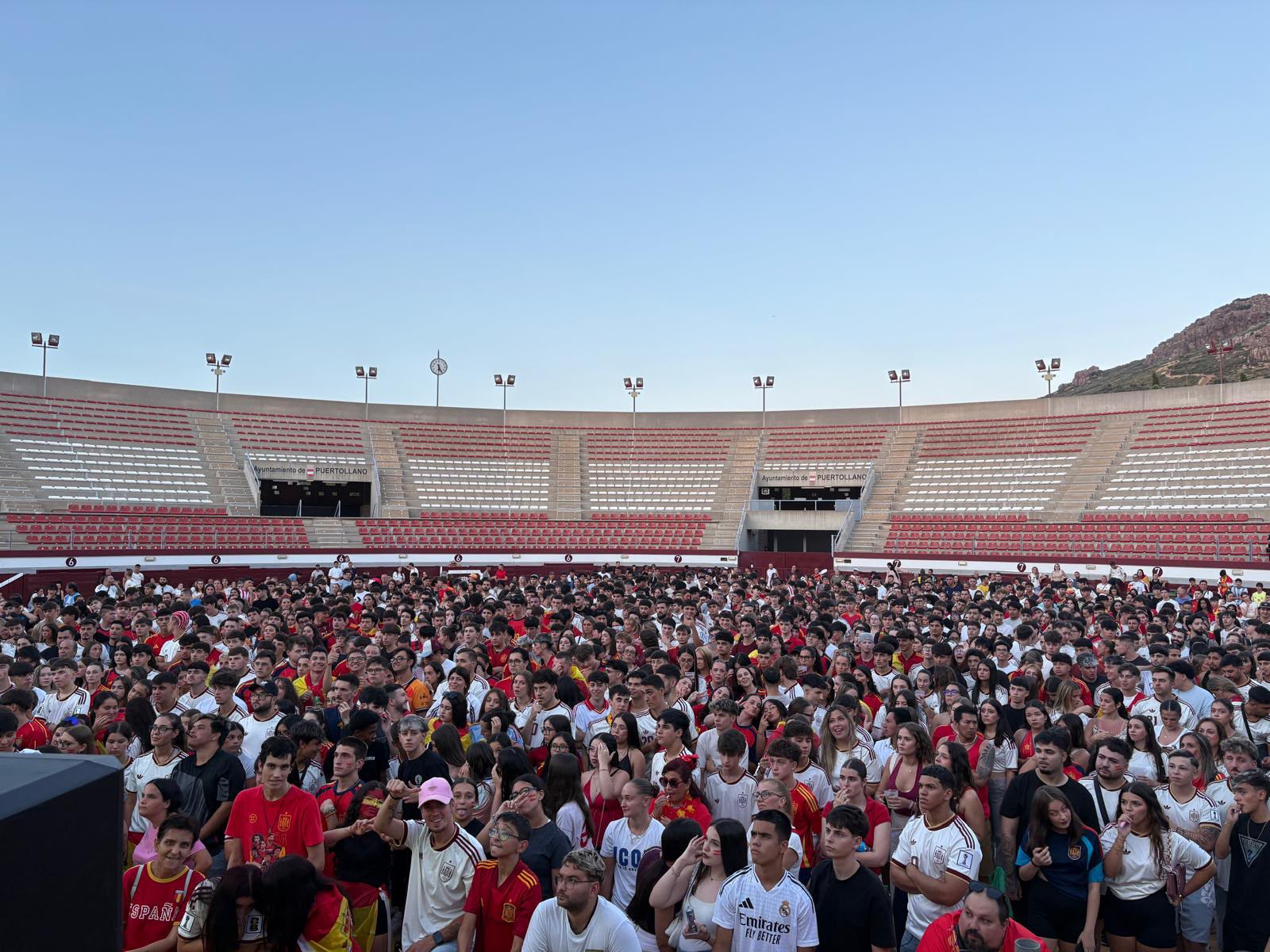 Gran Celebración en la Plaza de Toros: 2.000 Personas Festajan la Victoria de España sobre Francia en un Ambiente Ejemplar 1 Gran Celebración en la Plaza de Toros: 2.000 Personas Festajan la Victoria de España sobre Francia en un Ambiente Ejemplar 1
