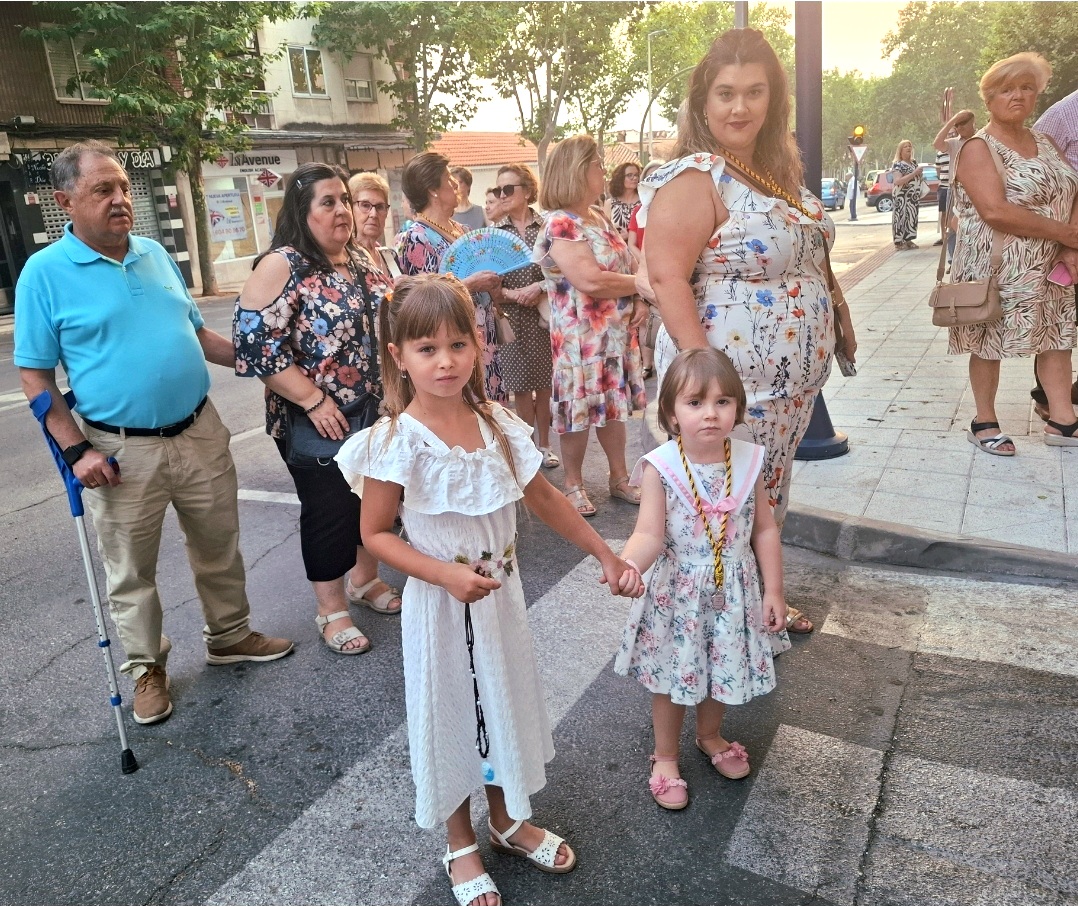 Despedida Festiva: La Procesión de Santa Ana y el Ritmo del Grupo 'Ilusiones' Cierran las Celebraciones en la Barriada 2