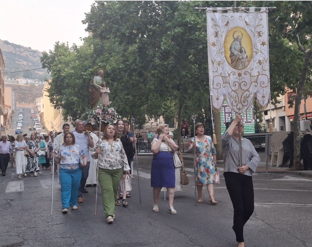 Despedida Festiva: La Procesión de Santa Ana y el Ritmo del Grupo 'Ilusiones' Cierran las Celebraciones en la Barriada 3