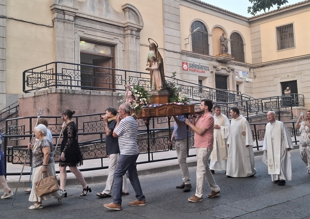 Despedida Festiva: La Procesión de Santa Ana y el Ritmo del Grupo 'Ilusiones' Cierran las Celebraciones en la Barriada 1