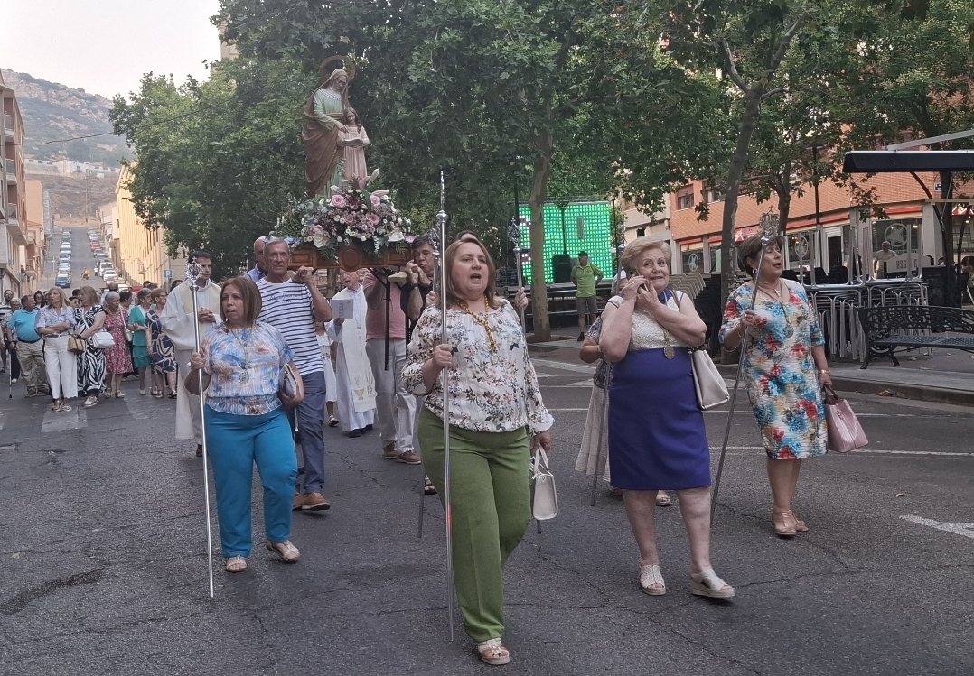 Despedida Festiva: La Procesión de Santa Ana y el Ritmo del Grupo 'Ilusiones' Cierran las Celebraciones en la Barriada 4
