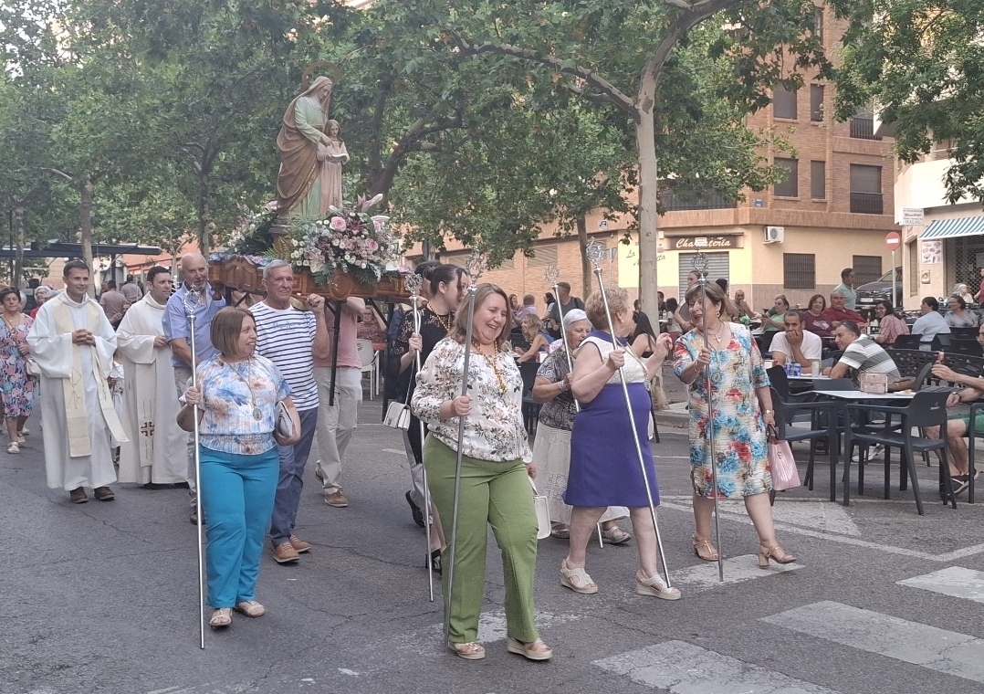 Despedida Festiva: La Procesión de Santa Ana y el Ritmo del Grupo 'Ilusiones' Cierran las Celebraciones en la Barriada 5