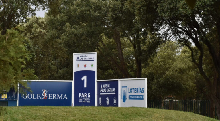 Jugadores disputando el Alps de las Castillas en Golf Lerma