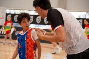 Entrenador dirigiendo un entrenamiento de baloncesto en categoría de formación en Castilla-La Mancha