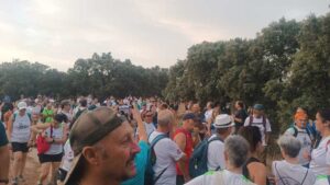 Senderistas participan en la III Ruta del Lince por los Montes de Toledo al atardecer