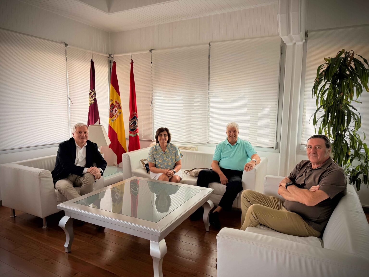 El alcalde Francisco Cañizares junto al concejal Pedro Lozano recibe a la investigadora Gloria Platero en el Ayuntamiento de Ciudad Real