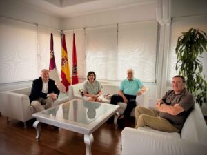 El alcalde Francisco Cañizares junto al concejal Pedro Lozano recibe a la investigadora Gloria Platero en el Ayuntamiento de Ciudad Real