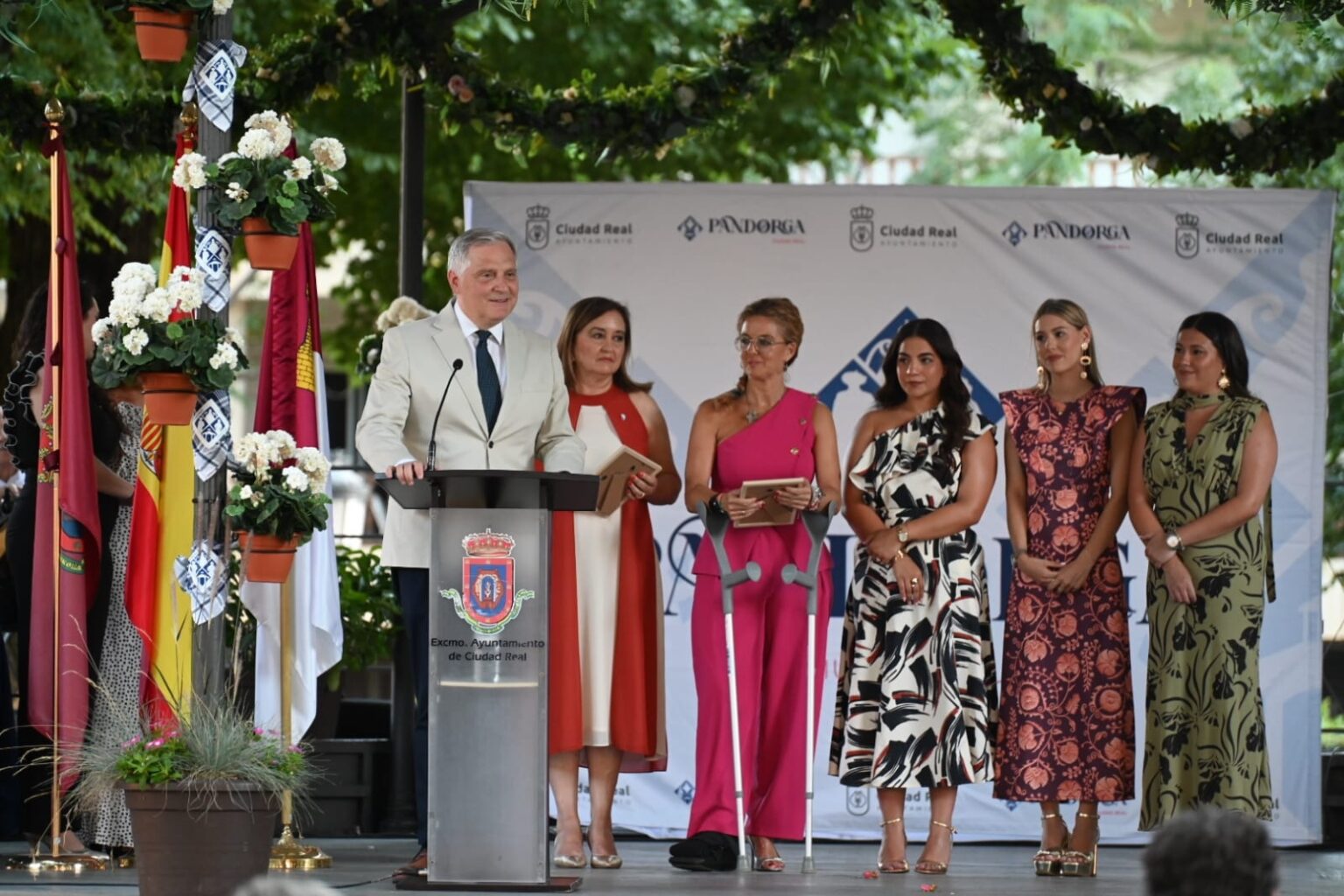 Andrea León Zapata, Dulcinea de Ciudad Real 2026, junto a sus Damas en los Jardines del Prado