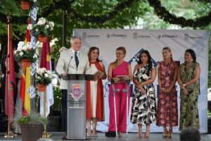 Andrea León Zapata, Dulcinea de Ciudad Real 2026, junto a sus Damas en los Jardines del Prado