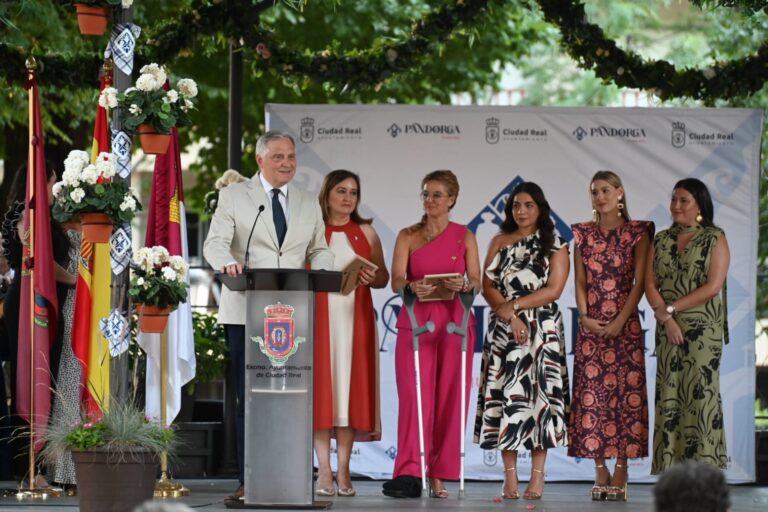 Andrea León Zapata, Dulcinea de Ciudad Real 2026, junto a sus Damas en los Jardines del Prado
