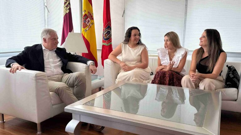 El alcalde de Ciudad Real y la concejal de Festejos reciben a la Asociación de Dulcineas y Damas Manchegas