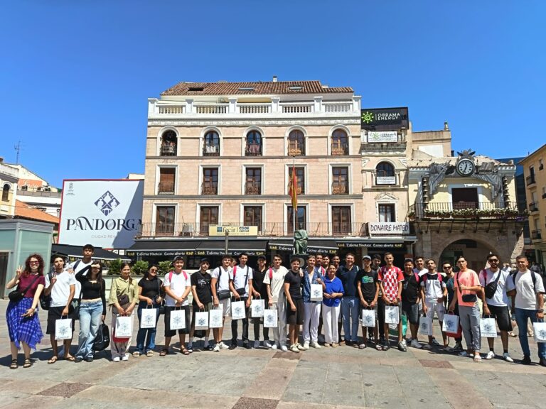 Estudiantes internacionales durante una visita guiada por Ciudad Real dentro del programa de turismo idiomático