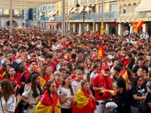 Aficionados en la Plaza Mayor de Ciudad Real viendo el partido de la selección española en la pantalla gigante