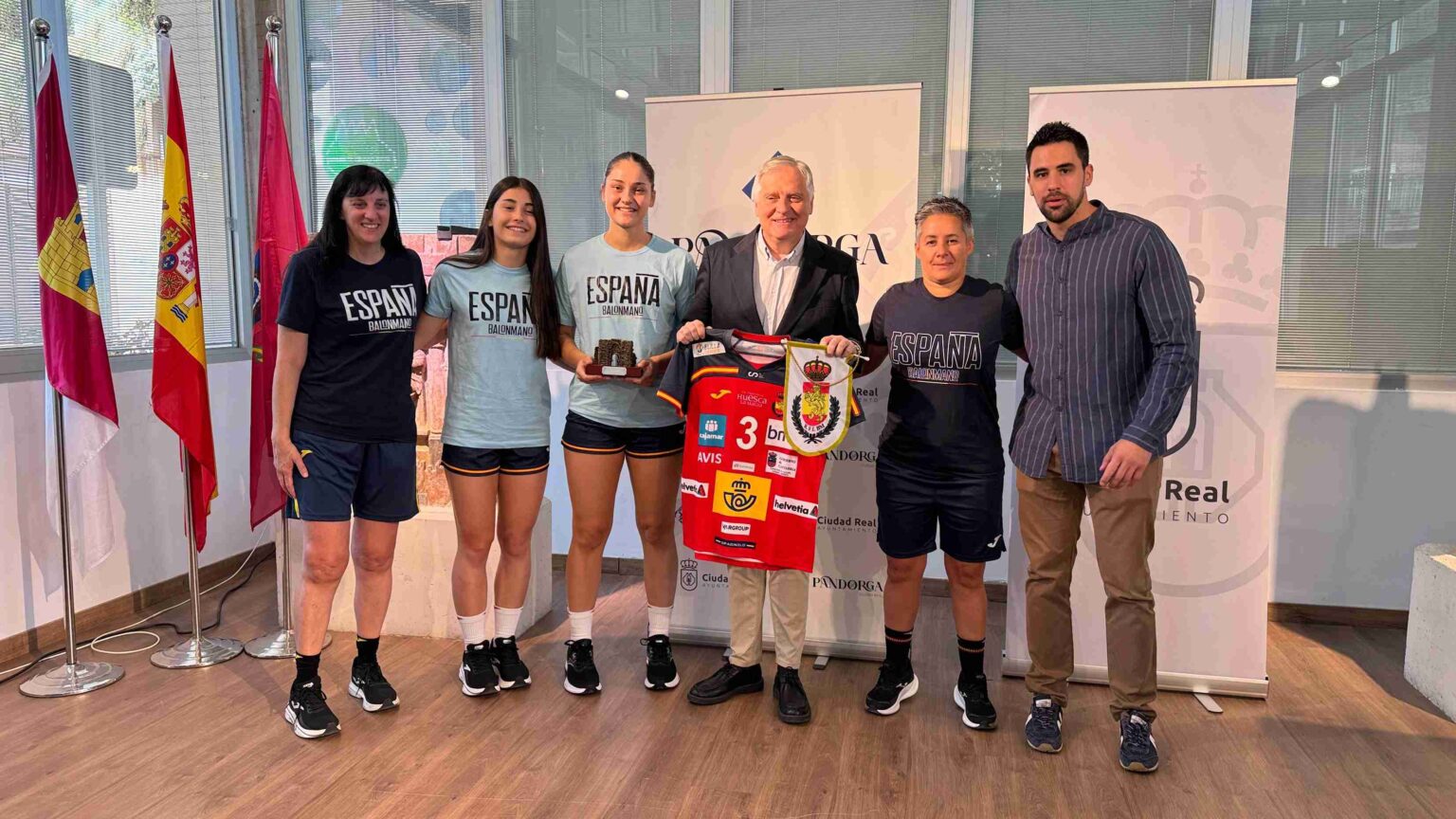 Selecciones juveniles femeninas de balonmano en la presentación del Torneo Internacional de Ciudad Real en el Quijote Arena