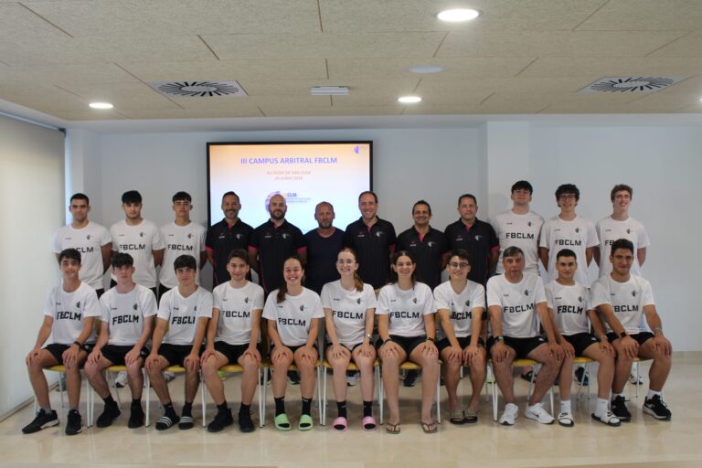 Árbitros de baloncesto durante las sesiones del Campus Arbitral de la FBCLM en Alcázar de San Juan