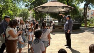 Niños participan en el taller La Pandorga para niños en los jardines del Prado de Ciudad Real