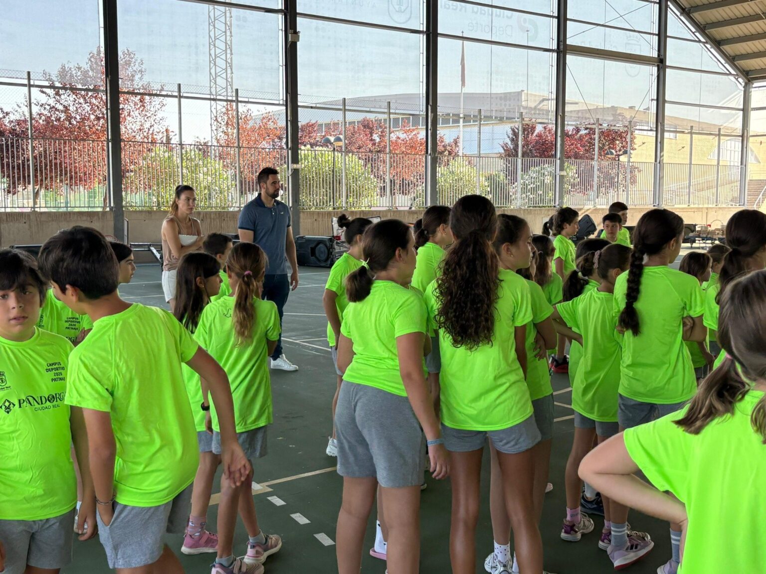 Niños y niñas participando en el campus municipal de patinaje en el Polideportivo Rey Juan Carlos I de Ciudad Real