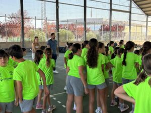 Niños y niñas participando en el campus municipal de patinaje en el Polideportivo Rey Juan Carlos I de Ciudad Real