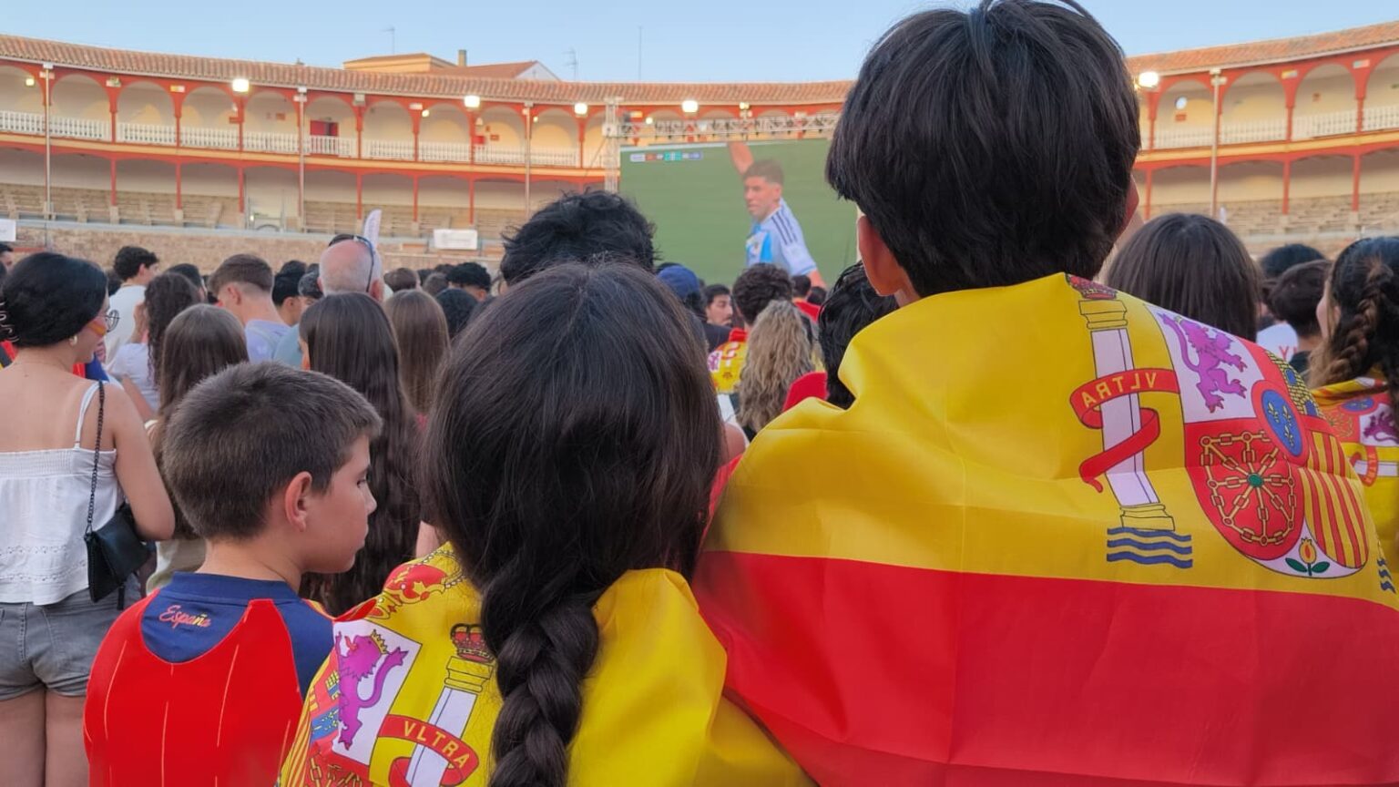 Aficionados en la Plaza de Toros de Ciudad Real viendo la final del Mundial en pantalla gigante