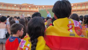 Aficionados en la Plaza de Toros de Ciudad Real viendo la final del Mundial en pantalla gigante