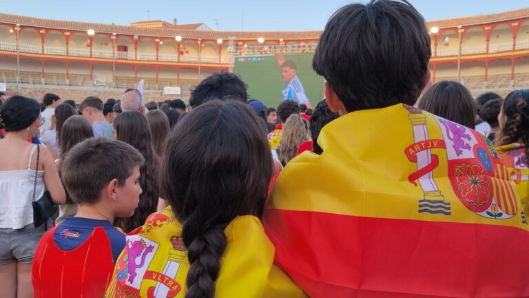 Aficionados en la Plaza de Toros de Ciudad Real viendo la final del Mundial en pantalla gigante