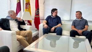 El alcalde de Ciudad Real, Francisco Cañizares, con representantes de la Hermandad de Pandorgos