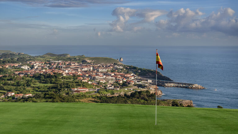Recorrido de golf del Campo Municipal de Llanes, en Asturias, sede del Campeonato de España de Federaciones Autonómicas