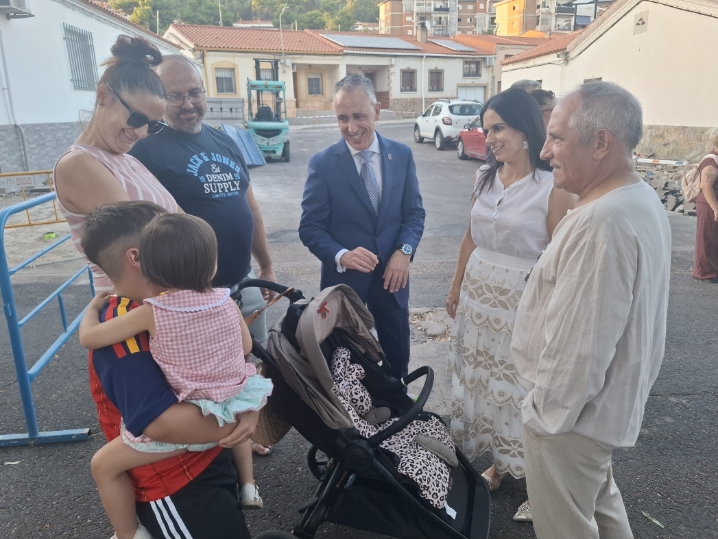 El alcalde da inicio a un vibrante fin de semana de música y diversión infantil en 'El Poblado' 2 El alcalde da inicio a un vibrante fin de semana de música y diversión infantil en 'El Poblado' 2