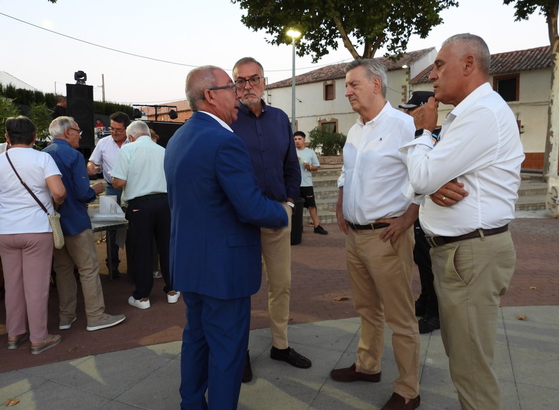 El Villar da la Bienvenida a sus Fiestas del Agua con la Inauguración de una Escultura de Don Quijote y Sancho Panza por Máximo Sáez 2 El Villar da la Bienvenida a sus Fiestas del Agua con la Inauguración de una Escultura de Don Quijote y Sancho Panza por Máximo Sáez 2