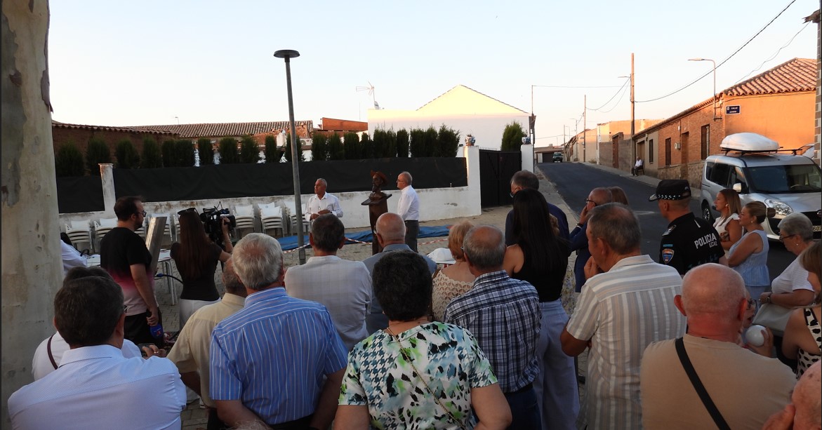 El Villar da la Bienvenida a sus Fiestas del Agua con la Inauguración de una Escultura de Don Quijote y Sancho Panza por Máximo Sáez 7 El Villar da la Bienvenida a sus Fiestas del Agua con la Inauguración de una Escultura de Don Quijote y Sancho Panza por Máximo Sáez 7