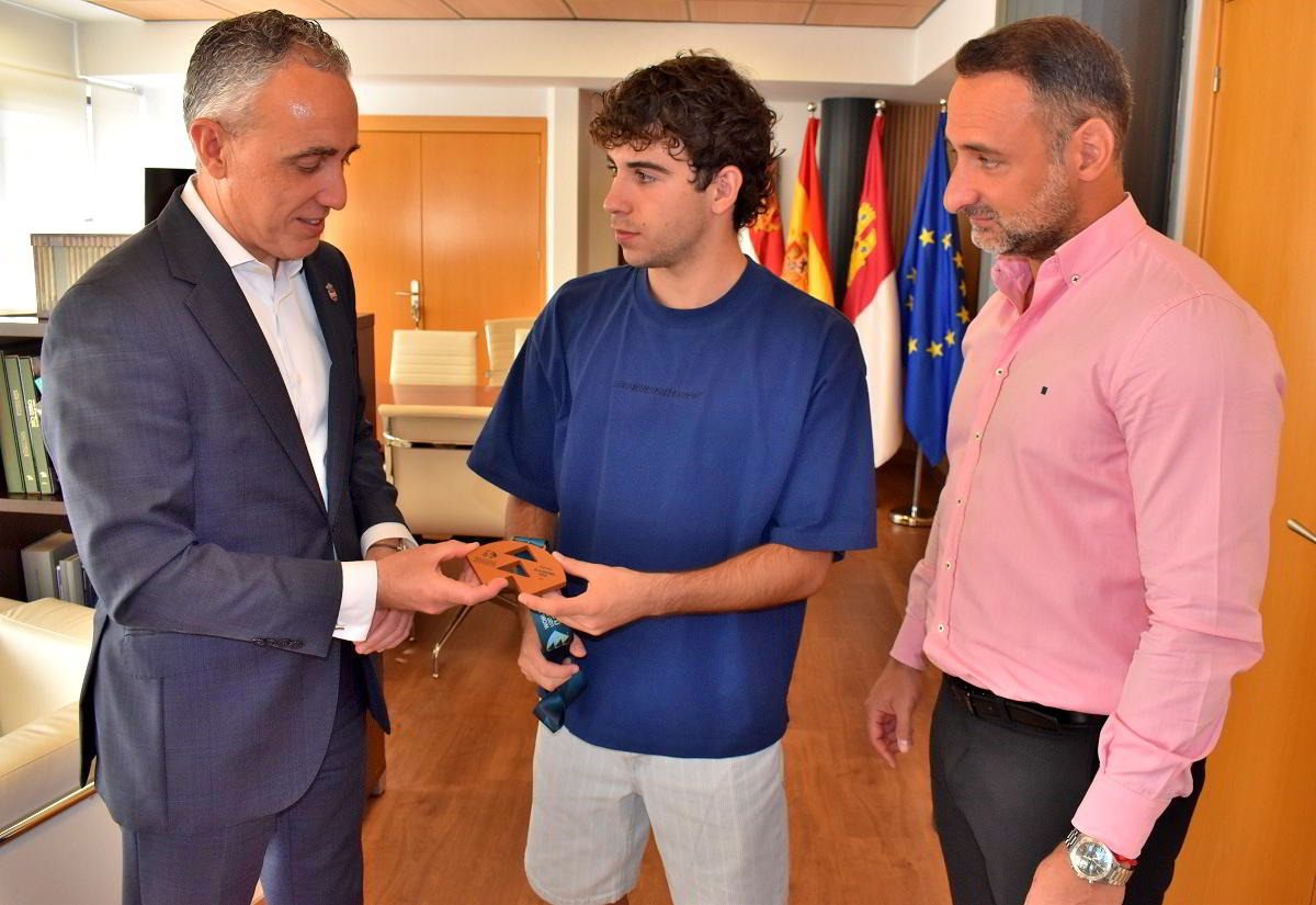 El alcalde reconoce al campeón Alejandro Ríos por su destacada medalla de bronce en el Mundial Sub-20 de Atletismo 1