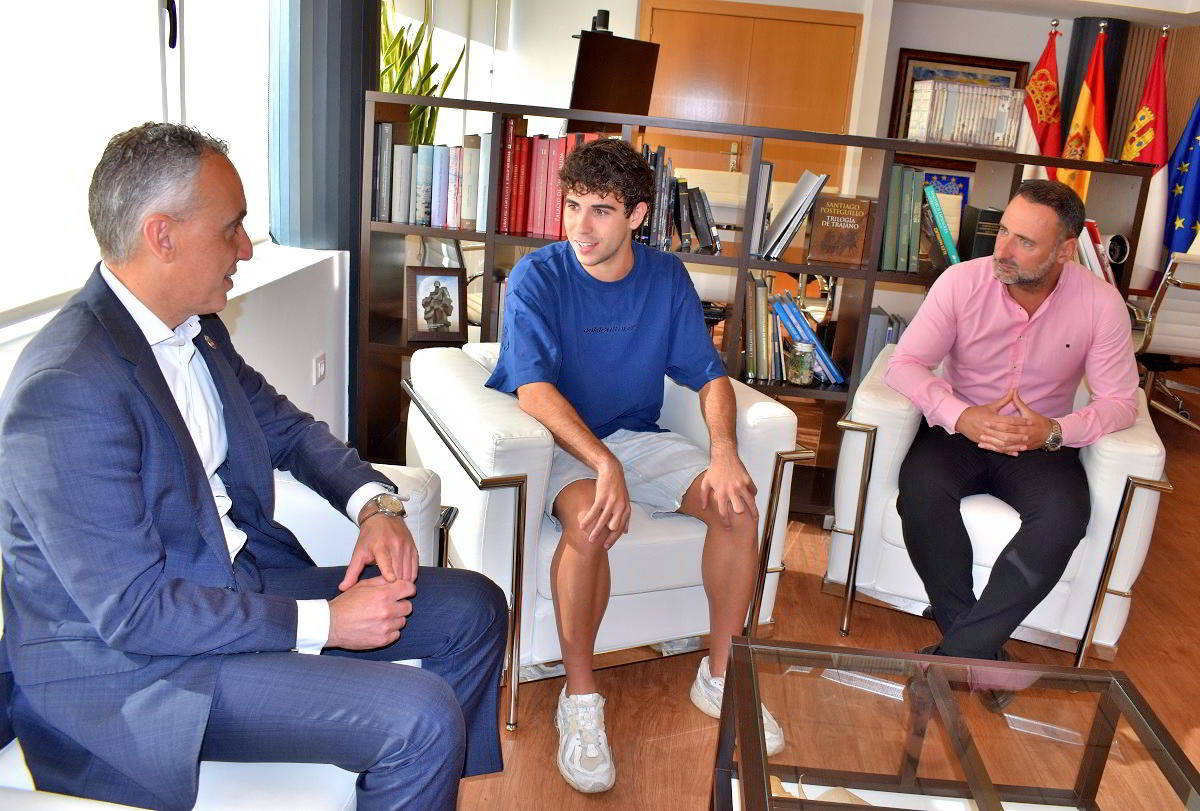 El alcalde reconoce al campeón Alejandro Ríos por su destacada medalla de bronce en el Mundial Sub-20 de Atletismo 2