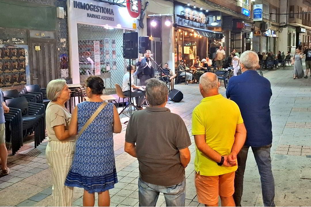 Marcos Bartolomé Cierra con Éxito el Ciclo de Verano 'Música en la Calle' con Su Poderosa Voz 3