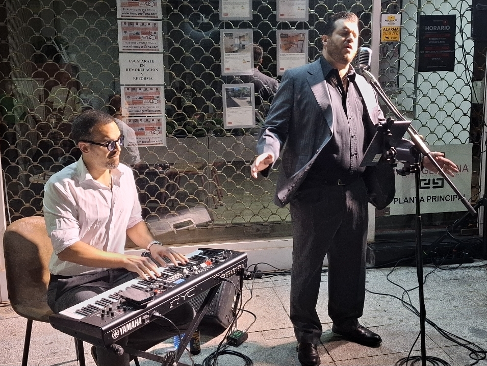 Marcos Bartolomé Cierra con Éxito el Ciclo de Verano 'Música en la Calle' con Su Poderosa Voz 1