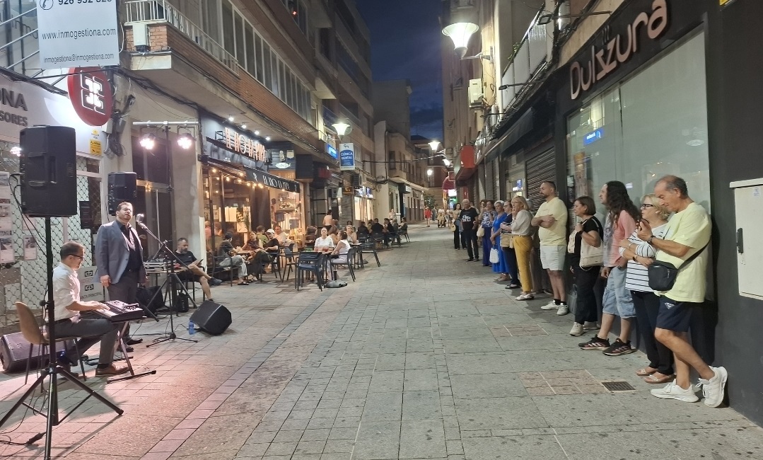 Marcos Bartolomé Cierra con Éxito el Ciclo de Verano 'Música en la Calle' con Su Poderosa Voz 4