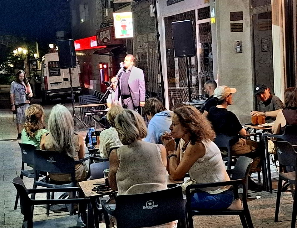 Marcos Bartolomé Cierra con Éxito el Ciclo de Verano 'Música en la Calle' con Su Poderosa Voz 5
