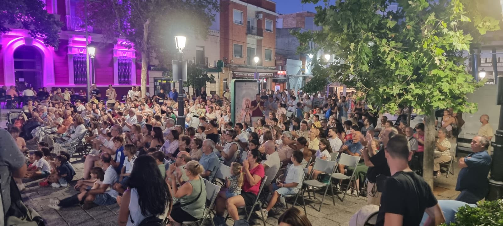 Encanto y Magia: Trescientas Personas Disfrutan del Espectáculo de Pablo Romón en la Plaza del Ayuntamiento 1