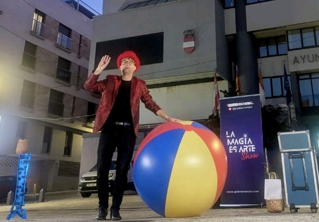 Encanto y Magia: Trescientas Personas Disfrutan del Espectáculo de Pablo Romón en la Plaza del Ayuntamiento 4