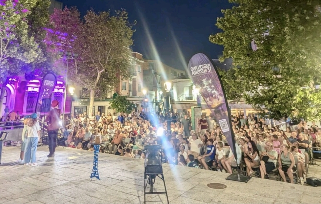Encanto y Magia: Trescientas Personas Disfrutan del Espectáculo de Pablo Romón en la Plaza del Ayuntamiento 5